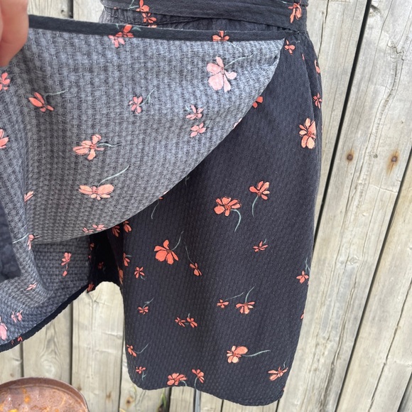 Super Cute n Sexy Black floral wrap dress size XS UNIVERSAL THREAD - Picture 2 of 8